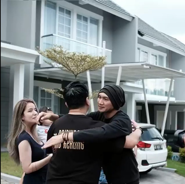 <p>Dalam momen tersebut, Dimas Akira terlihat akrab dengan Anji. Kedusnya nampak saling berangkulan, Bun. (Foto: Instagram @duniamanji)</p>