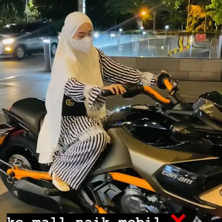 <p>Hal itu bermula saat dirinya membagikan video naik moge mewah ke mal di Instagram. (Foto: Instagram @apriljasmine)</p>