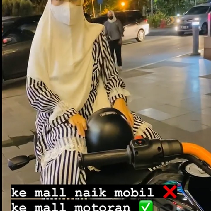 <p>Dalam unggahan tersebut, April Jasmine tampak mengenakanmodest wear bermotif stripes hitam-putih dengan hijab syar'i putih dan heels senda.  Ia menaiki moge mewah beroda tiga bermerek Can-Am tipe Spyder, Bunda. (Foto: Instagram @apriljasmine)</p>