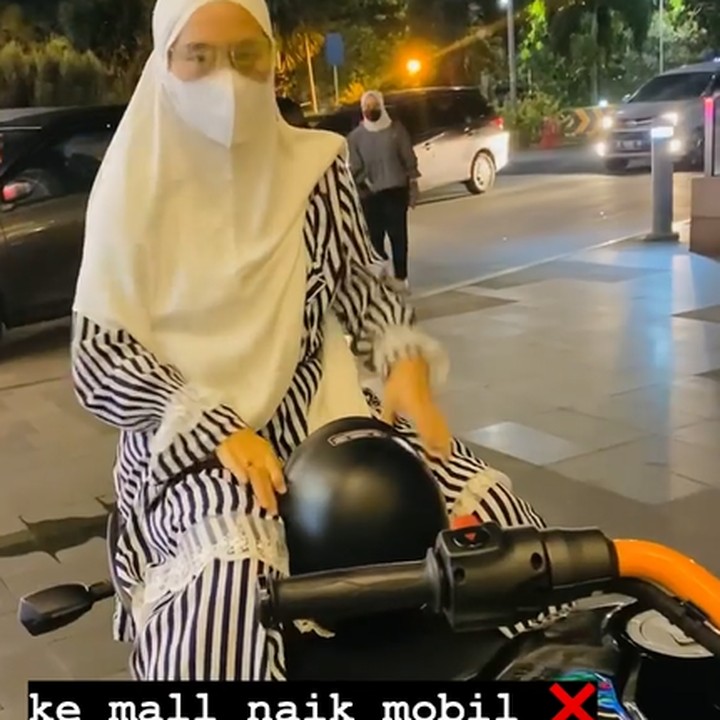 <p>Menanggapi postingan tersebut, netizen justru memberikan hujatan. Mereka sebut istri pedakwah itu sombong dan pamer. "Pamer bgt sih...kalo ga niat pamer ga usah di buat konten.. istri ustadz tapi pamer..," tutur akun @phoe****. Beberapa akun lain pun menunjukkan kritikan yang tak kalah pedas.  (Foto: Instagram @apriljasmine)</p>