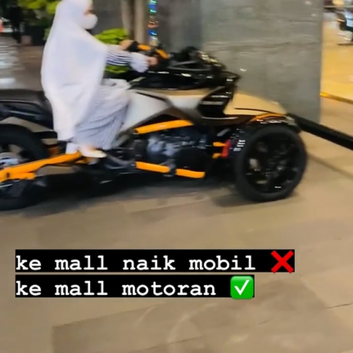 <p>Sejak beberapa waktu lalu, istri Ustaz Solmed, yakni April Jasmine menjadi sotortan publik saat membagikan momen menaiki motor gede atau biasa disebut moge.  (Foto: Instagram @apriljasmine)</p>