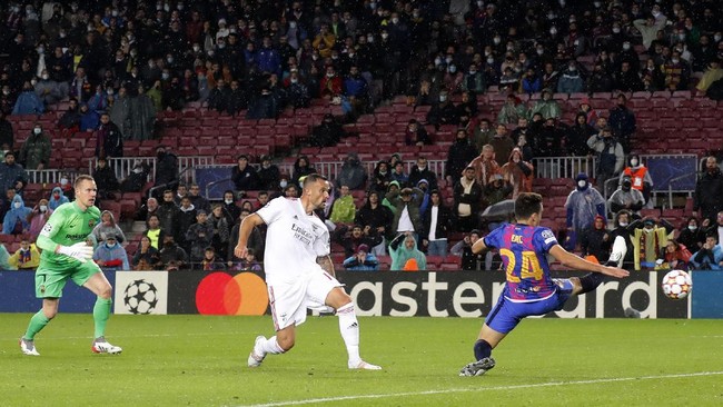 Pelatih Benfica Jorge Jesus tak percaya Haris Seferovic gagal cetak gol ke gawang Barcelona yang sudah kosong melompong di masa injury time.