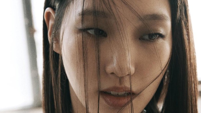 Biasa tampil dengan riasan natural, Kim Go Eun sukses buat netizen pangling dengan penampilan terbarunya pada pemotretan Dazed Korea. Gaya riasannya kali ini terlihat dengan konsep yang lebih bold, namun tetap elegan./ foto: Dazed Korea