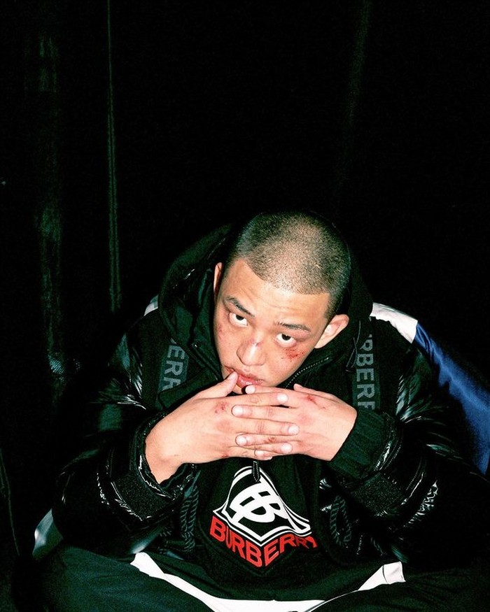 Burberry bukan brand pertama yang mengajak Yoo Ah In berkolaborasi. Sebelumnya ada brand Cartier, Diadora, Diesel, hingga Calvin Klein yang bekerja sama dengan aktor berusia 35 tahun ini. / foto: instagram.com/hongsick