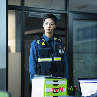Cha Hak Yeon Jadi Polisi Penegak Keadilan di Drama 'Bad and Crazy'