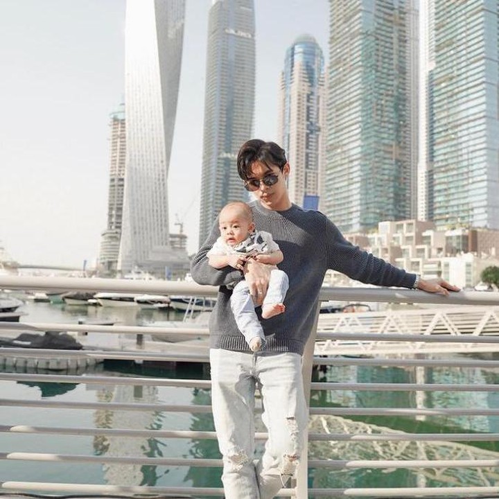 <p>Ke Dubai, Dinda Hauw dan Rey Mbayang rupanya turut membawa serta Si Kecil, Arshaka nih. (Foto: Instagram @rey_mbayang)</p>