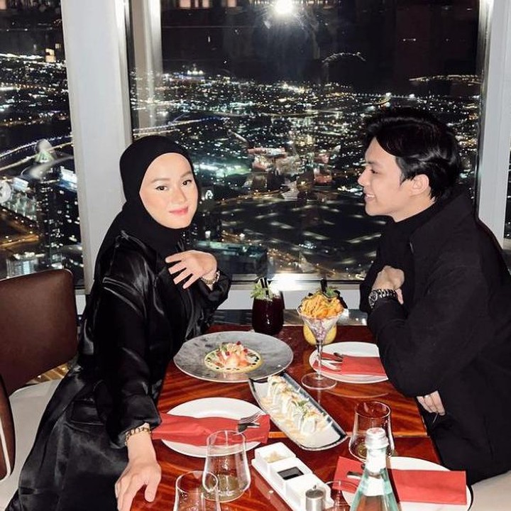 <p>Dinda Hauw dan Rey Mbayang juga tak mau melewatkan quality time berdua di Dubai. Mereka melakukan dinner date di Atmosphere Burj Khalifa, Dubai. (Foto: Instagram @rey_mbayang)</p>