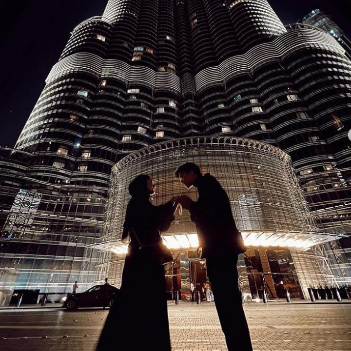 <p>Dinda Hauw dan Rey Mbayang belum lama ini membagikan momen mereka di Dubai, Bunda. Diketahui, mereka pergi ke sana untuk bekerja sekaligus liburan. (Foto: Instagram @rey_mbayang)</p>