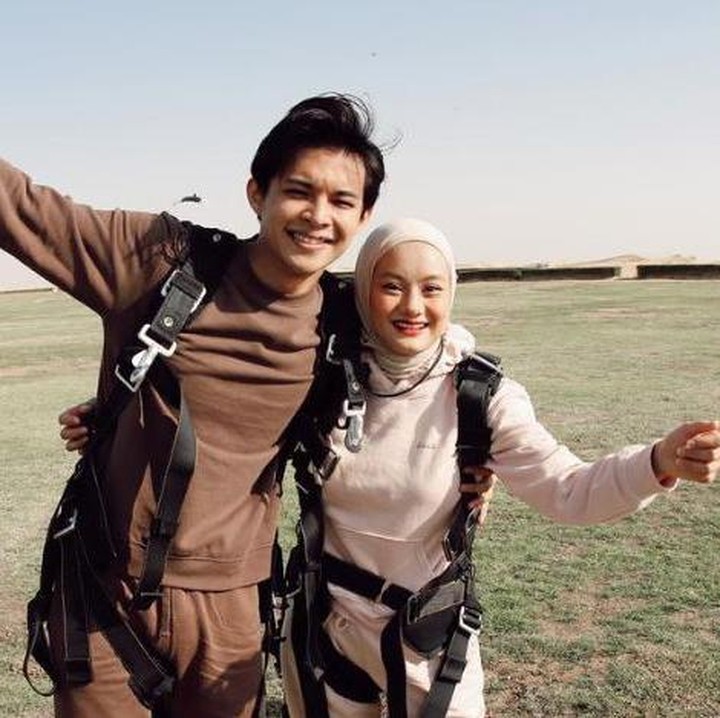 <p>Perjalanannya ke Dubai membuat Dinda dan Rey mengabadikan momen tak terlupakan selama di sana. Salah satunya melakukan skydiving dari ketinggian 13 ribu kaki. (Foto: Instagram @rey_mbayang)</p>