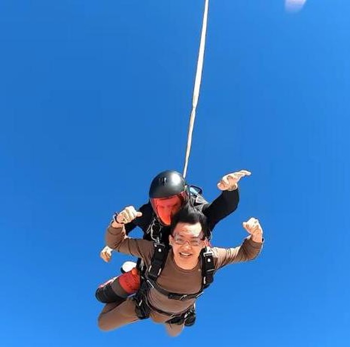 <p>Rey Mbayang dan Dinda Hauw pun mengunggah video aksi mereka melakukan skydiving. Olahraga ekstrem tersebut merupakan salah satu hal dalam bucket list Rey yang akhirnya tercapai. (Foto: Instagram @rey_mbayang)</p>