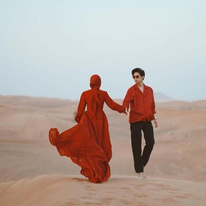 <p>Tak lupa, keduanya pun melakukan sesi foto khusus di padang pasir, Bunda. Dinda Hauw dan Rey Mbayang kompak mengenakan busana berwarna merah. (Foto: Instagram @rey_mbayang)</p>