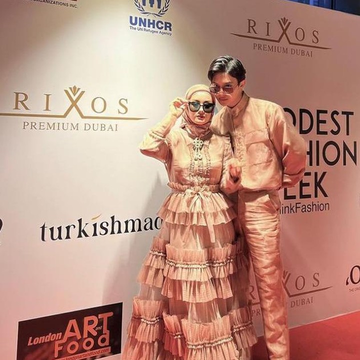 <p>Dinda Hauw diketahui berpartisipasi dalam ajang Dubai Modest Fashion Week. Ia tampil sebagai salah satu peraga busana di sana. (Foto: Instagram @rey_mbayang)</p>