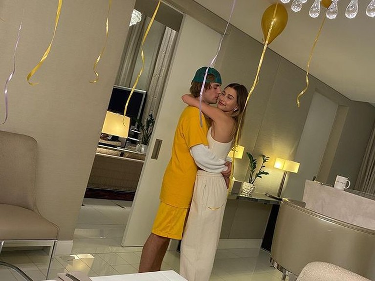 Hailey Ultah, Intip 7 Foto Justin Bieber Pamer Kemesraan Bareng Sang Istri Di hari spesial ulang tahun sang istri, Justin Bieber ucapkan selamat sambil pamer foto mesra mereka. Yuk intip!