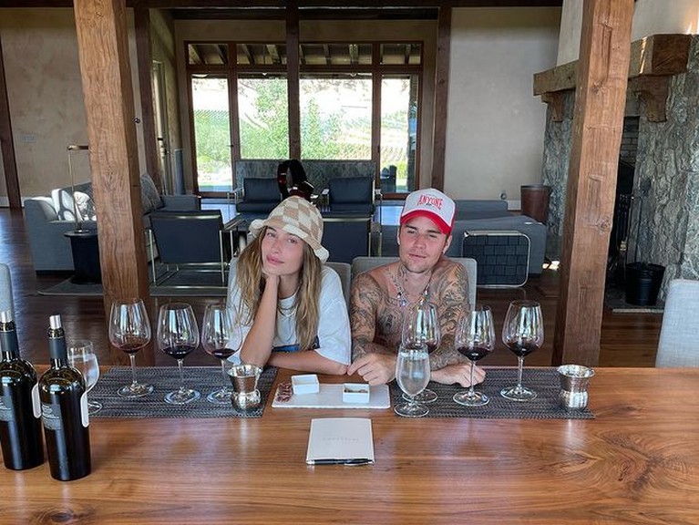 Hailey Ultah, Intip 7 Foto Justin Bieber Pamer Kemesraan Bareng Sang Istri Di hari spesial ulang tahun sang istri, Justin Bieber ucapkan selamat sambil pamer foto mesra mereka. Yuk intip!