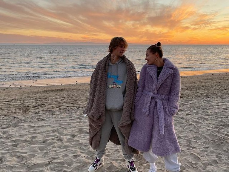 Di hari spesial ulang tahun sang istri, Justin Bieber ucapkan selamat sambil pamer foto mesra mereka. Yuk intip!