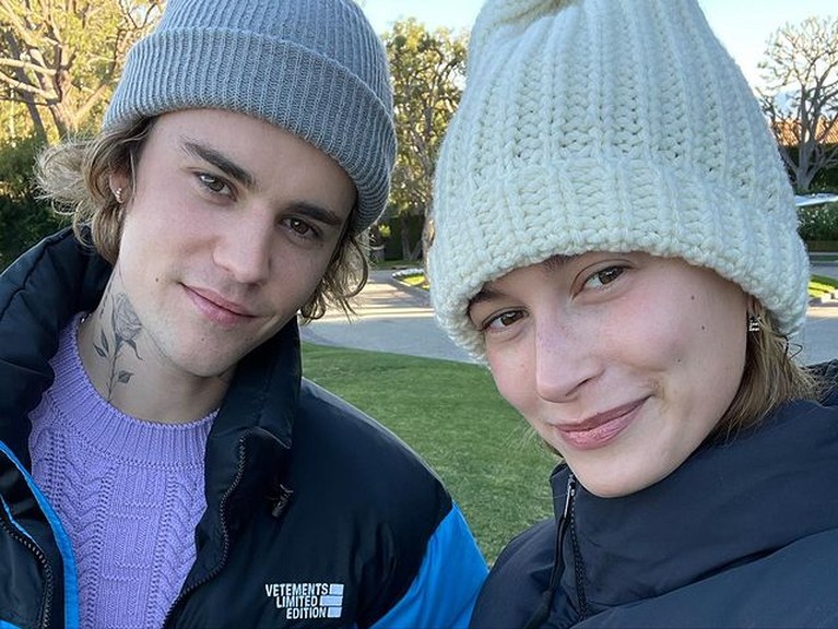 Di hari spesial ulang tahun sang istri, Justin Bieber ucapkan selamat sambil pamer foto mesra mereka. Yuk intip!