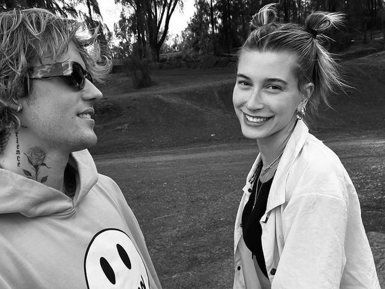 Di hari spesial ulang tahun sang istri, Justin Bieber ucapkan selamat sambil pamer foto mesra mereka. Yuk intip!