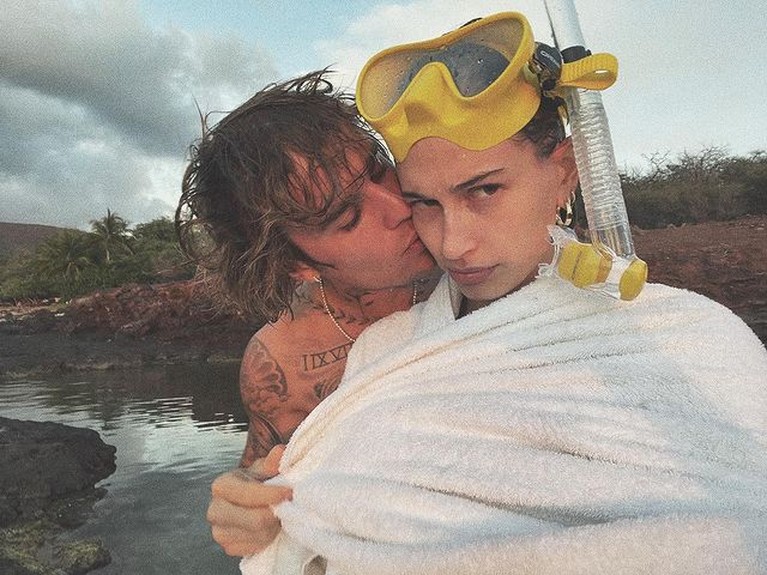 Di hari spesial ulang tahun sang istri, Justin Bieber ucapkan selamat sambil pamer foto mesra mereka. Yuk intip!