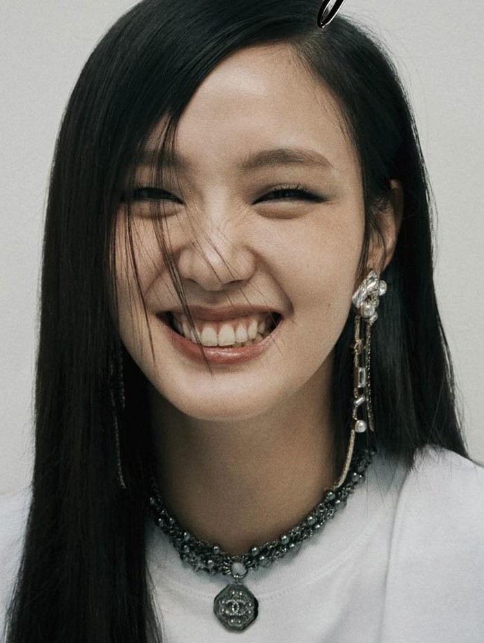 Identik dengan rambut pendek berponi di drama Yumi's Cells, kali ini rambut Kim Go Eun tampak tergerai panjang sehingga sukses bikin kagum netizen dengan pesona lain dari dirinya. Dengan senyum lebarnya ini, Kim Go Eun makin terlihat cantik, ya!/ foto: Dazed Korea