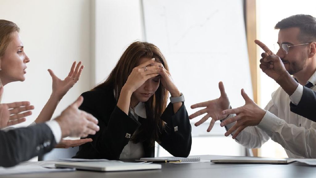 7 Cara Menyikapi Teman Kerja yang Toxic, Berdamai Tanpa Harus Resign