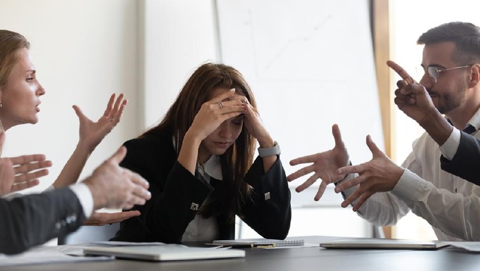 7 Cara Menyikapi Teman Kerja yang Toxic, Berdamai Tanpa Harus Resign