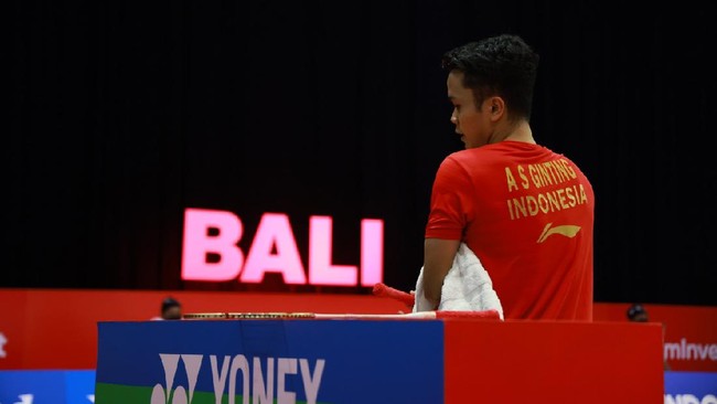 Anthony Ginting kalah dari Christo Popov di babak pertama Indonesia Open 2021. Ginting mengakui ada beberapa kesalahan yang ia lakukan.