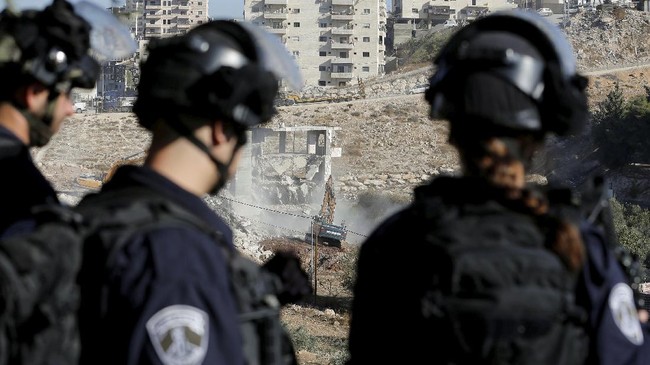 Israel Makin Semena-mena, Gusur 106 Rumah di Tepi Barat Palestina Israel kian semena-mena mengeluarkan perintah pembongkaran 106 rumah dan bangunan di kamp-kamp pengungsi di Tepi Barat, Palestina.