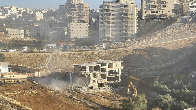 Israel kembali menghancurkan dua rumah warga Palestina yang dituduh membunuh orang Israel pada Selasa (8/3).