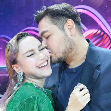 Bagikan Foto Mesra, Ini Klarifikasi Ayu Ting Ting dan Ivan Gunawan