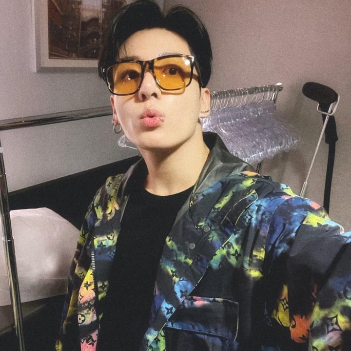 <p>Ketika Jungkook mengunggah potret selfie, pemuda kelahiran 1 September 1997 ini langsung membuat heboh para penggemar. Potret terbaru ini diambil usai BTS meraih penghargaan Artist of the Year di ajang America Music Awards 2021. (Foto: Twitter @BTS_twt)</p>