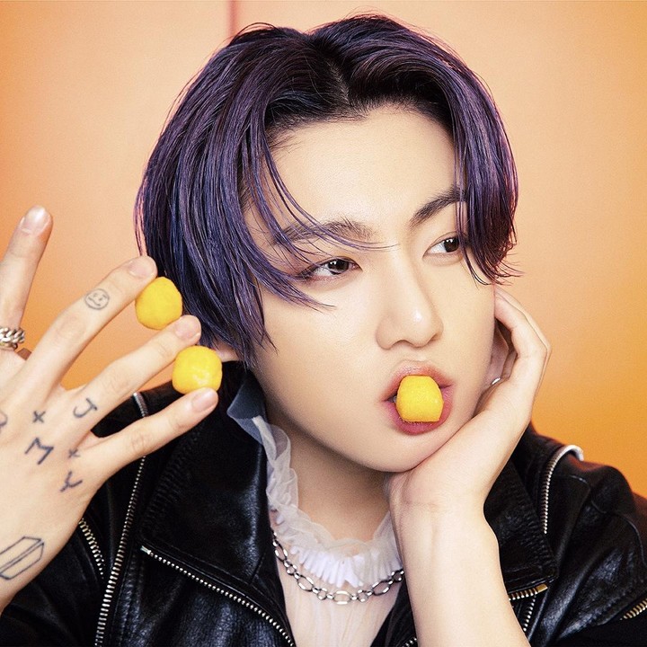 <p>Jungkook mulai mencoba berbagai macam gaya baru, mulai dari <em>tattoo</em> hingga gaya rambut gondrong beraneka warna. (Foto: Instagram @bts.bighitofficial)</p>
