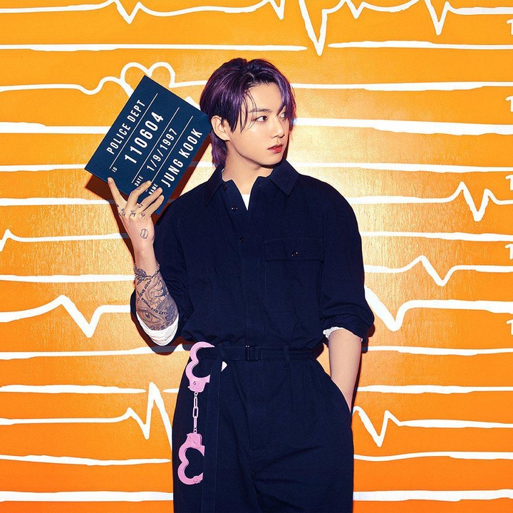 <p>Jungkook BTS juga rajin menjaga kebugaran tubuhnya. Ia memiliki postur yang gagah dan sangat proporsional. (Foto: Instagram @bts.bighitofficial)</p>