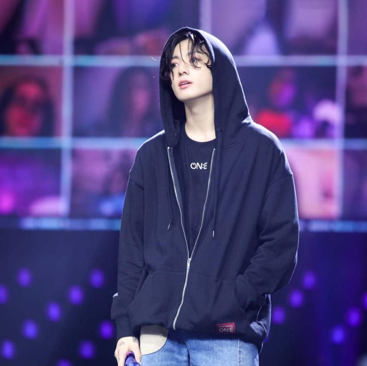 <p>Jeon Jungkook, member termuda di boyband BTS kini tumbuh menjadi tampan. <em>Maknae</em> bersuara merdu itu kerap mencuri perhatian publik lewat parasnya, Bunda. (Foto: Twitter @bts_bighit)</p>