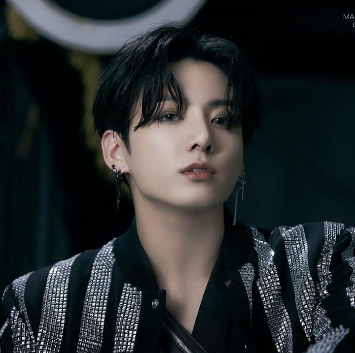 <p>Baru-baru ini, Jungkook BTS bahkan dinobatkan sebagai pria terseksi sedunia oleh Elle, majalah fashion di Italia. Ia bersanding dengan jajaran selebriti tampan lainnya, seperti Harry Styles, Oscar Isaac, Jake Gyllenhaal, dan Shawn Mendes. (Foto: Twitter @bts_bighit)</p>