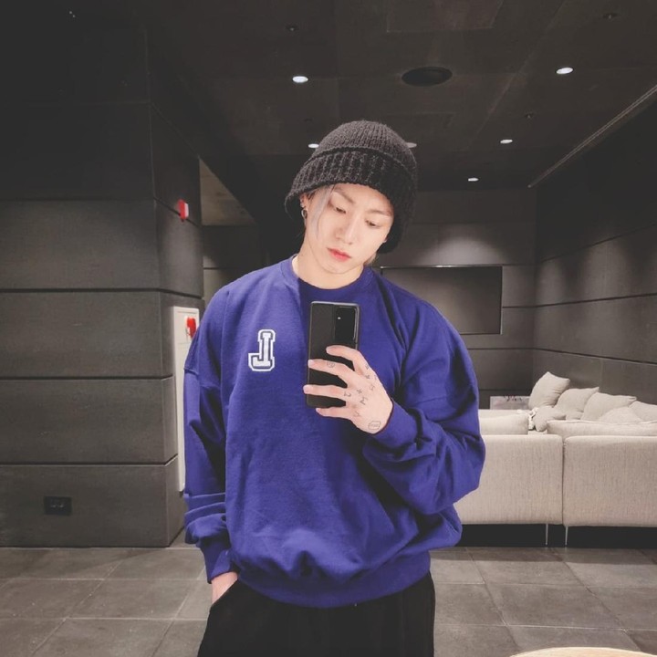<p>Meski dinobatkan sebagai pria terseksi, Jungkook BTS terbilang sangat jarang mengunggah foto selfie, Bunda. (Foto: Twitter @BTS_twt)</p>