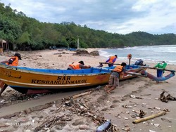 2 Perahu Karam dan Terbalik Dihantam Ombak Perairan Girisubo