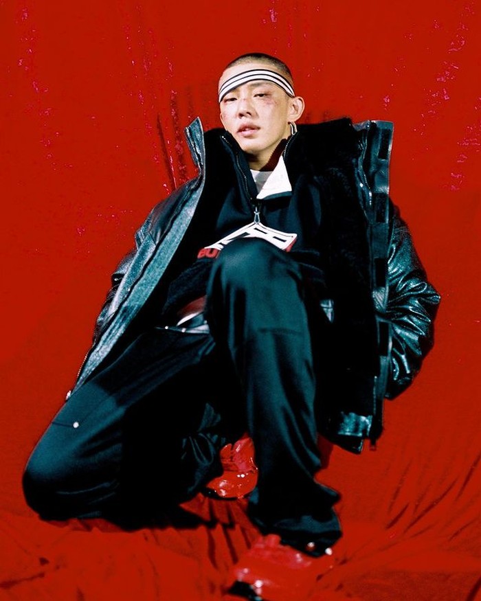 Lahir dengan nama Uhm Hong Sik, Yoo Ah In memulai karir dalam drama remaja, Sharp, yang kemudian berlanjut ke drama April Kiss. Yoo Ah In kemudian banjir tawaran iklan dari brand fashion. / foto: instagram.com/hongsick
