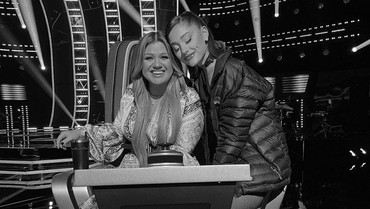 Lirik Lagu Santa, Can't You Hear Me - Kelly Clarkson & Ariana Grande
