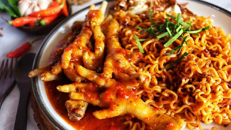 Fried noodles with chicken claws is a food creation from Indonesia which consists of fried noodles plus chicken feet with spicy and savory chi sauce. In addition, it is also added with very distinctive and fragrant spices