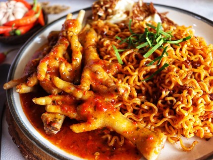 3 Resep Mie Pedas Bikin Makin Berselera, Pakai Ceker atau Bumbu Padang