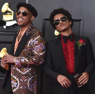 Lirik Lagu Love's Train - Bruno Mars, Anderson Paak, Silk Sonic