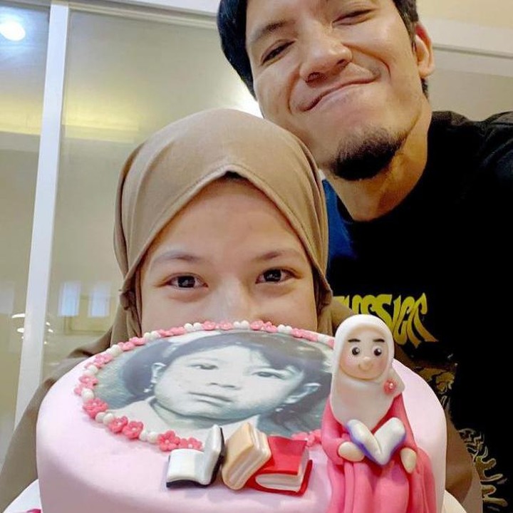<p>Terlepas dari perbedaan usia yang jauh, Natasha Rizky dan Desta tetap harmonis dan kompak, Bunda. (Foto: Instagram @desta80s)</p>