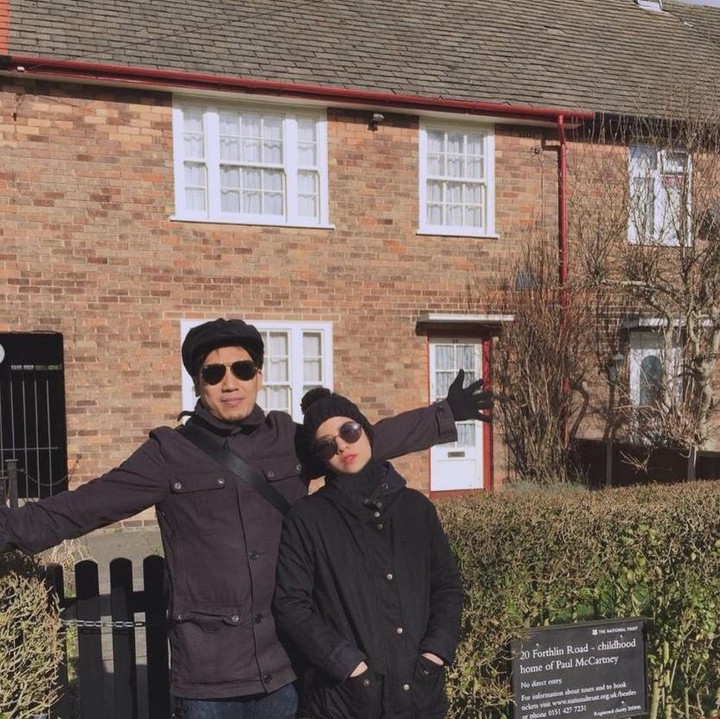 <p>Keduanya terpaut 16 tahun, Bunda. Natasha menikah saat usianya 19 tahun dan Desta berumur 35 tahun. (Foto: Instagram @natasharizkynew)</p>