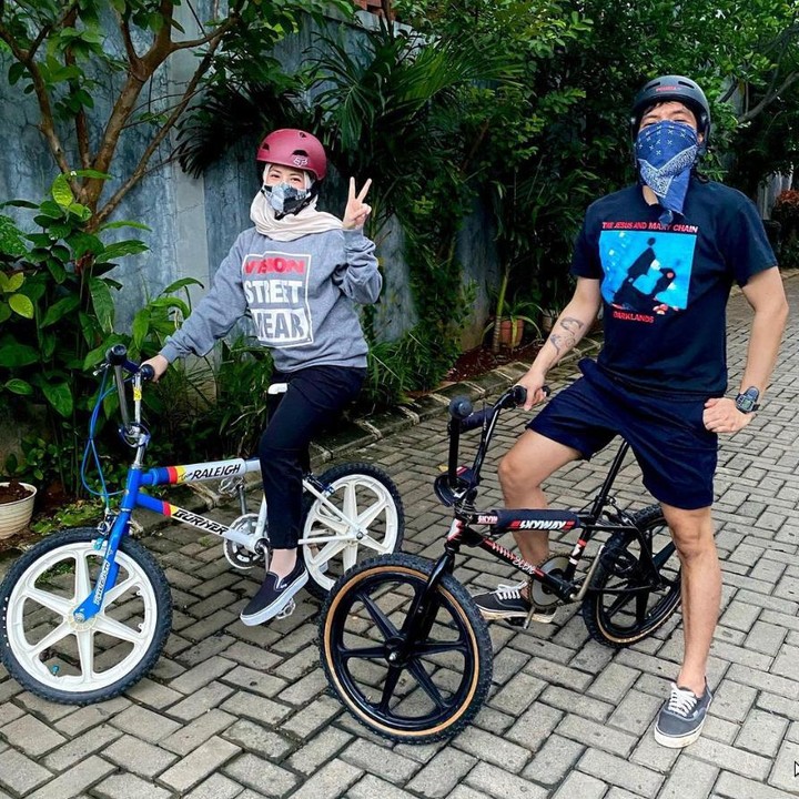<p>Karena beda umurnya cukup jauh dengan Natasha Rizky, Desta adalah sosok yang serius banget, peduli sama keluarga, sensian, dan orang yang 'terplanning' di rumah. Hal ini berbeda ketika ia tampil di layar kaca. (Foto: Instagram @desta80s)</p>