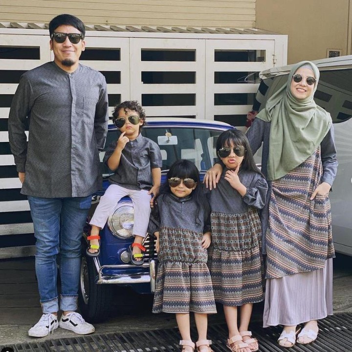 <p>Kini keduanya dikaruniai tiga anaknya yang menggemaskan, Megumi, Mishka, dan Miguel. Kita doakan semoga langgeng terus ya, Bun! (Foto: Instagram @natasharizkynew)</p>