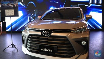 New Avanza Pengunjung melihat mobil Toyota Avanza terbaru di Dealer Auto 2000 Sudirman, Jakarta, Rabu, 24/11. Persaingan Toyota Avanza dan Mitsubishi Xpander terjadi di ajang Gaikindo Indonesia International Motor Show (GIIAS) 2021 pada 11-21 November 2021 di ICE BSD kemarin. Selama pameran, keduanya menjadi mobil terlaris yang dipesan konsumen dari masing-masing agen tunggal pemegang merek (ATPM).
Berdasarkan catatan Toyota Astra Motor (TAM), All New Avanza dan All New Veloz laku ribuan, memberikan kontribusi terbesar mencapai 1.534 unit, dengan masing-masing 711 unit dan 823 unit, atau sebesar 34% dari total seluruh model Toyota. (CNBC Indonesia/ Muhammad Sabki)