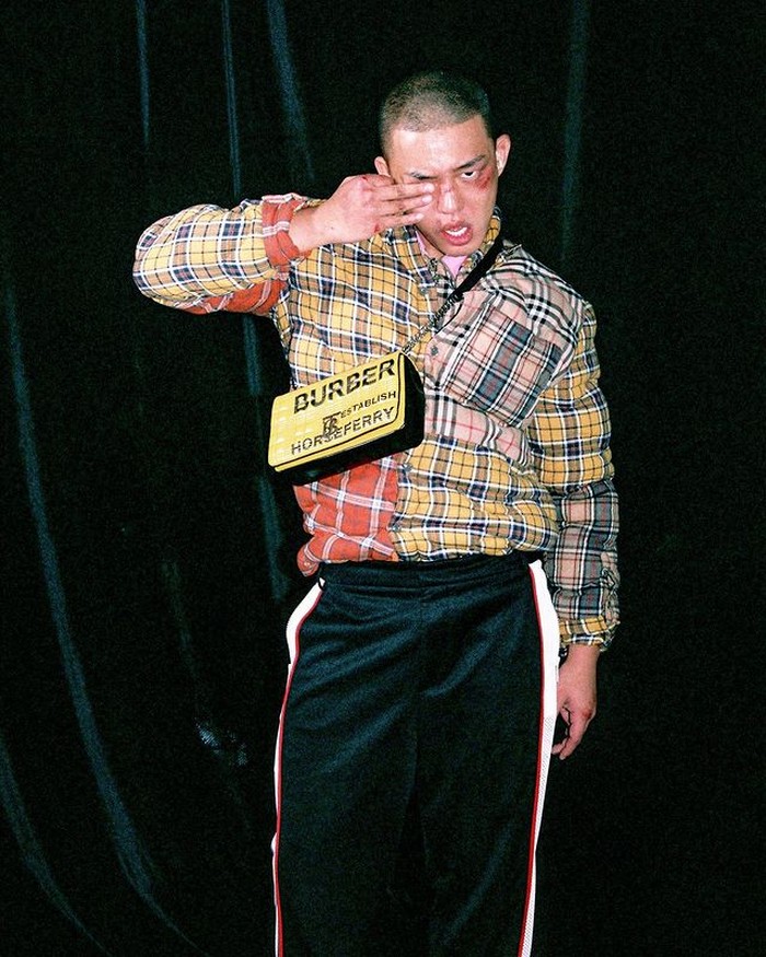 Pada bulan September 2019, Yoo Ah In tampil sebagai cover dari Dazed Korea. Membawakan koleksi Burberry dari pilihan Riccardo Tisci, Yoo Ah In tampil berani dan berbeda. / foto: instagram.com/hongsick