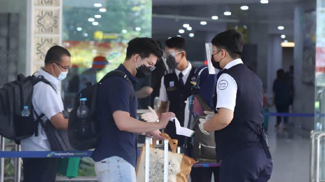 Bertato dan Tindik Bisa Ikut Seleksi Security di Bandara Ngurah Rai GM Bandara Ngurah Rai menyatakan dalam perekrutan tenaga penunjang pihaknya kini memerhatikan adat istiadat setempat, termasuk bagi mereka yang bertato-tindik.