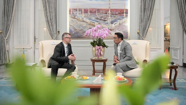 Gubernur Jawa Barat Ridwan Kamil menawarkan berbagai potensi kerja sama ke Dubes Ukraina Vasyl Hamianin, salah satunya soal peluang ekspor kopi Jabar.