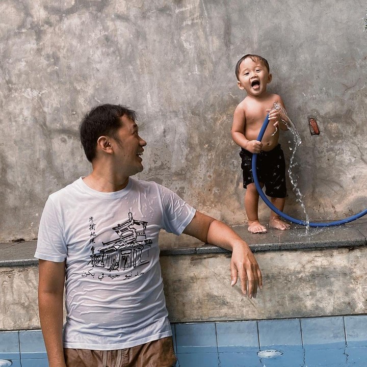 <p>Semakin besar, banyak netizen yang mengatakan kalau Kama memiliki wajah yang mirip dengan Hanung saat kecil nih, Bunda. (Foto: Instagram: @hanungbramantyo)</p>